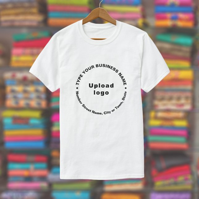 Geschäftsmarke im runden Muster Text auf Weiß T-Shirt (White t-shirt with round pattern text business branding displayed in a store)
