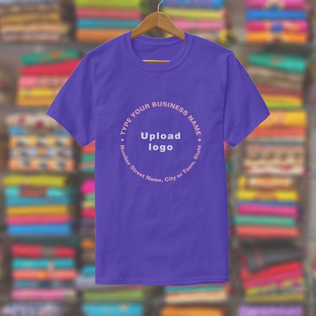 Geschäftsmarke im runden Muster Text zum Lila T-Shirt (Purple t-shirt with round pattern text business branding displayed in a store)