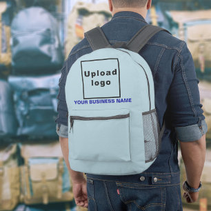 Geschäftsname und Logo auf hellblauem Rucksack
