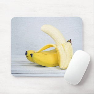 geschälte Banane auf Holz Mousepad