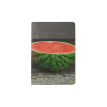 Geschälte Wassermelone auf rustikalem Holzuntergru
