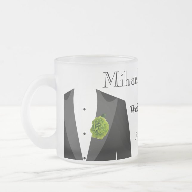 Geschenk der grünen Gartennelken-das mattierte Mattglastasse (Links)