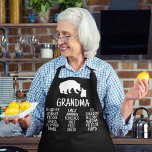 Geschenk für Großmutter-Bären Schürze<br><div class="desc">Diese personalisierte Schürze ist perfekt für Oma. Es hat einen schwarzen rustikalen Bär auf weißem Hintergrund und ist aus 100% Polyester. Die Schürze dient zum Schutz Ihrer Kleidung beim Kochen oder Backen. Es ist auch ideal für den Alltag rund um das Haus. Die Schürze ist mit dem Namen deiner Enkel...</div>