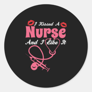 Geschenk für Krankenschwester Ich küsste eine Kr Runder Aufkleber