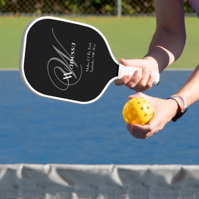 Geschenk für Mutter von Bride Monogram Chic Skript Pickleball Schläger (InSitu)