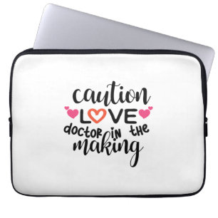 Geschenk für Paare, Liebe, Doktor in Ausbildung Laptopschutzhülle