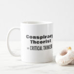Geschenk für Verschwörung Theorist Funny Science W Kaffeetasse<br><div class="desc">Diese Kaffee-Tasse für freie Denker und Antivaxxer sagt Verschwörungstheoretiker = Kritischer Denker. Wahrheit, Wissenschaft, Beweise sind keine Verschwörungstheorie. — Sie können einen anderen Stil der Tee-Tasse wählen, einschließlich Reisetug mit Deckel, oder Bierstein. - Zeigen Sie Ihre anti-tiefe tyrannische Regierung und freiheitsorientierte, libertäre Ideale, die den Staat abschotten. Kritisches Denken ist...</div>