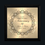 Geschenk zum 50. Hochzeitstag Erinnerungskiste<br><div class="desc">Mit diesem eleganten Design begehen Sie Ihr 50-jähriges Bestehen - eine verzierte Mandala aus schwarzem Gold auf einem Hintergrund aus Image Metallic. Sie sind mit weißen Diamanten geschmückt - anpassbarer Text in schwarz in einem glänzenden goldenen Kreis.</div>
