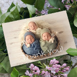 Geschenkartikel für Babys Vielen Dank für Ihre neu Dankeskarte<br><div class="desc">Babygeschenktriplets Dankeschön Neugeborene Kinderdusche Dankeschön Die Karten zeigen Ihr Lieblings-Foto mit dem Text "Danke" in elegantem, modernem, weißem Schriftsatz vorne und einem zusätzlichen Foto und Ihrer personalisierten Botschaft auf der Rückseite. Personalisieren Sie den Text durch Bearbeiten in den bereitgestellten Textfeldern. FOTO TIPP: Zentrieren Sie Ihr Foto vor dem Hochladen nach...</div>
