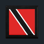 Geschenkboxen der Flagge Trinidad und Tobago<br><div class="desc">Der Deckel der Keramik dieser Sake-Box weist die Trinidadian-Fahne auf,  die neu auf die quadratische Oberfläche ausgerichtet ist. Dieser Artikel ist sowohl dekorativ als auch nützlich und ist der perfekte Ort,  um kleine Mementos von Trinidad und Tobago behalten.</div>