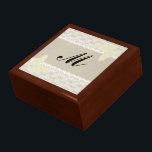 Geschenkboxen für Bruch- und Spitzen-Monogramm<br><div class="desc">Wie kann man dieses Geschenk besser präsentieren, als es in eine originelle Geschenkboxen aus Holz zu geben, die an sich ein einzigartiges und praktisches Geschenk ist. Fügen Sie diese Uhr, Schmuck, Schlüssel zum neuen Auto hinzu, was auch immer. Ein Geschenk in einem Geschenk - für eine besondere Überraschung. Die aus...</div>