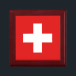 Geschenkboxen Schweiz<br><div class="desc">Der Deckel der Keramik dieses Sake-Kastens zeigt die Schweizer Fahne, die an die quadratische Oberfläche angepasst wurde. Dieses Stück ist dekorativ und nützlich und ist der ideale Ort, um kleine Erinnerungen an die Schweiz behalten.</div>