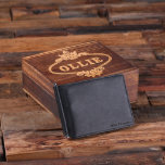 Geschenkboxen- und Black-Bifold-Kartenhalterung Le<br><div class="desc">Dieses Set ist mit einer Brieftasche und einer Holzkiste ausgestattet. Es ist ein besonderes Geschenk für einen Vater, Freund oder Ehemann. Währungs- und Kreditkarten werden als Maßstab angezeigt und sind nicht inbegriffen (sorry).</div>