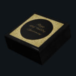 Geschenkboxen zum 50. Hochzeitstag<br><div class="desc">Ein Digitalbcon-Bilddesign mit einer goldenen und schwarzen Farbgebung und einer Vielzahl von individuellen Bildern, Formen, Mustern, Stilen und Schriftart in dieser einzigartigen "Golden Wedding Anniversary"-Geschenkboxen. Dieses elegante und attraktive Design macht das ideale Geschenk für das Jubiläumspaar, von jedem Familienmitglied oder Freunden gleichermaßen! Was für eine bessere Art von Sprichwort "Happy...</div>