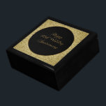 Geschenkboxen zum 50. Hochzeitstag<br><div class="desc">Ein Digitalbcon-Bilddesign mit einer goldenen und schwarzen Farbgebung und einer Vielzahl von individuellen Bildern, Formen, Mustern, Stilen und Schriftart in dieser einzigartigen "Golden Wedding Anniversary"-Geschenkboxen. Dieses elegante und attraktive Design macht das ideale Geschenk für das Jubiläumspaar, von jedem Familienmitglied oder Freunden gleichermaßen! Was für eine bessere Art von Sprichwort "Happy...</div>