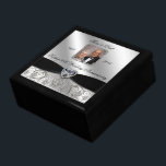 Geschenkboxen zum 60. Hochzeitstag Foto<br><div class="desc">Ein Digitalbcon-Bilderdesign mit einem Black Satin Ribbon, Diamond und Platinum Silver Blühe Frame-Thema mit einer Vielzahl von individuellen Bildern, Formen, Mustern, Stilen und Schriftart in dieser einzigartigen "Diamond Wedding Anniversary"-Foto-Geschenkboxen. Dieses elegante und attraktive Design kommt mit individualisierbarem Foto-Bild und Textschrift auf der Vorderseite und wird Ihnen mit Sicherheit jahrelangen Genuss...</div>