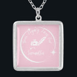 Geschenke für Frauen im Ewigen Erbe Versilberte Kette<br><div class="desc">Präsentiere sie mit der Halskette 'Dein Vermächtnis lebt auf', eine herzliche Hommage an ihren anhaltenden Einfluss. Dieses exquisite Rentengeschenk für Frauen verbindet Präzision und Leidenschaft und symbolisiert das Wesen eines bleibenden Erbes. Sein elegantes Design erweckt Aufmerksamkeit und erlaubt ihr, ihre Geschichte mit Stolz zu tragen. Mit dieser zeitlosen Hommage kann...</div>