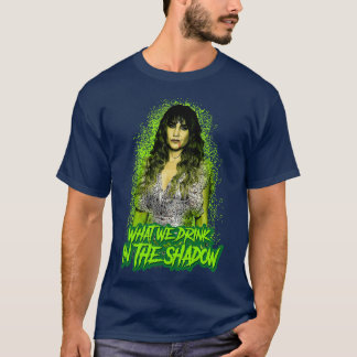 Geschenke für Männer, was wir im Schatten trinken, T-Shirt