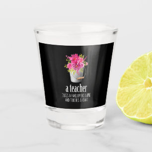 Geschenke Lehrer Ein Lehrer nimmt die Hand Schnapsglas