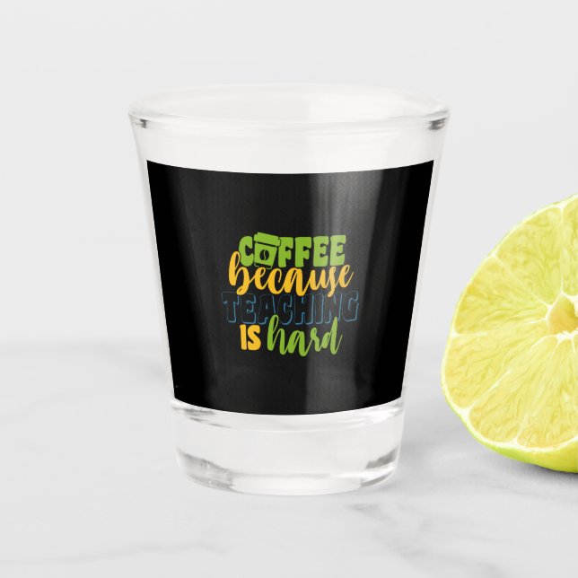 Geschenke Lehrer | Kaffee, weil das Unterrichten s Schnapsglas (Vorderseite)