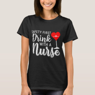 Geschenke Sicherheit ersten Drink mit einer Kranke T-Shirt