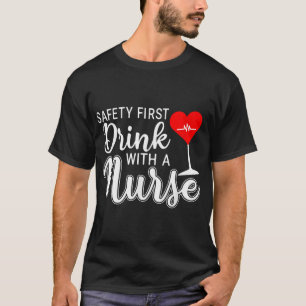 Geschenke Sicherheit ersten Drink mit einer Kranke T-Shirt