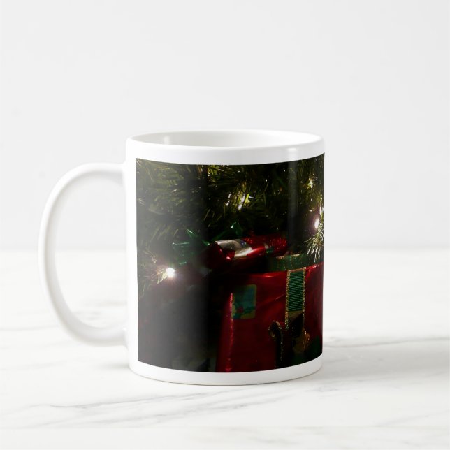 Geschenke unter dem Baum Weihnachtsfeiertag Kaffeetasse (Links)
