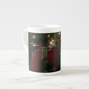 Geschenke unter dem Baum Weihnachtsfeiertag Prozellantasse