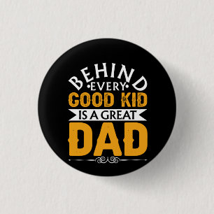 Geschenke Vater   Hinter einem guten Kind ist ein  Button