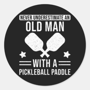 Geschenke von Pickleball unterschätzen niemals ei Runder Aufkleber
