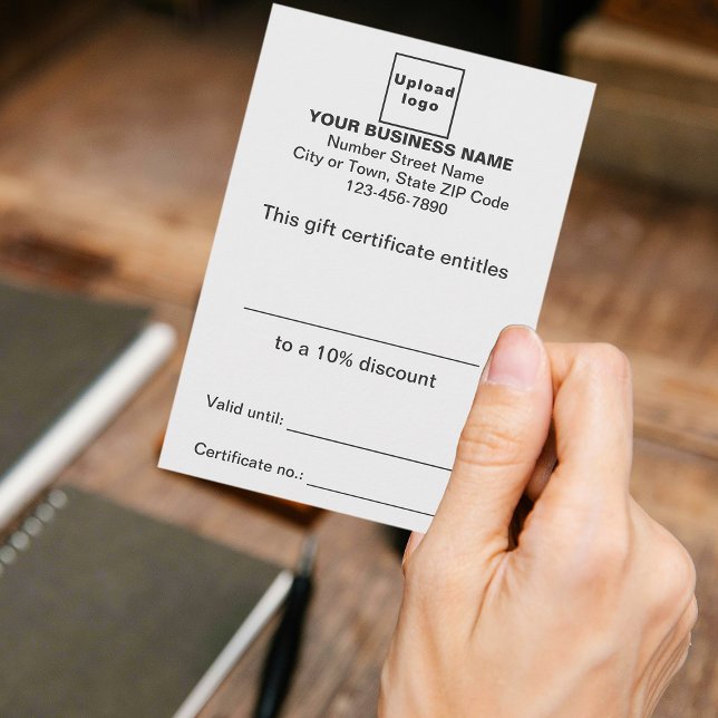 Geschenkgutschein Begleitkarte (Customer holding business white gift certificate)