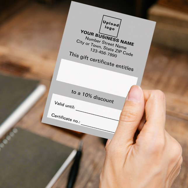 Geschenkgutschein Begleitkarte (Customer holding business gray gift certificate)