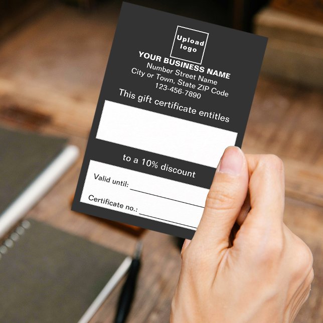 Geschenkgutschein Begleitkarte (Customer holding business black gift certificate)