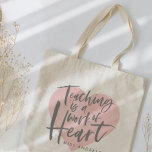Geschenktasche für Lehrer Tragetasche<br><div class="desc">Lehre ihr ein Werk von Herz personalisiert Lehrer Geschenk Tasche. Mit handgeschriebenem Skript,  einem rosa Aquarellherz und Platz für ihren Namen. Das perfekte Jahresende oder Urlaubsgeschenk für Ihren Lieblingslehrer.</div>