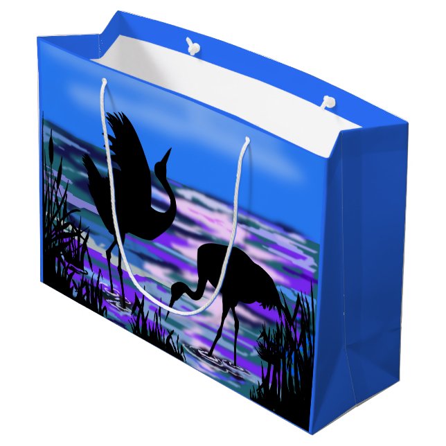 Geschenktasche mit Cranes Bird bei Sunset Lake Große Geschenktüte (Rückseite Schrägansicht)