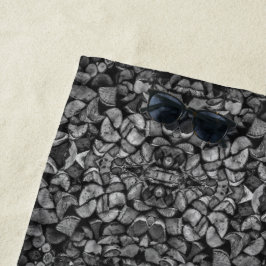 Geschichtete Baumstämme Schwarz-Weiß-Foto Strandtuch
