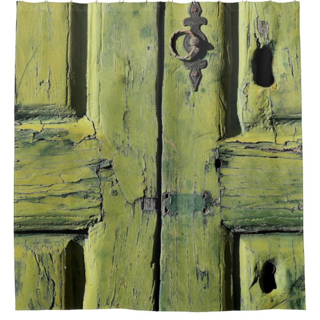 Geschlossene braune Holztür mit 2 Paneelen Duschvorhang (Vorderseite)