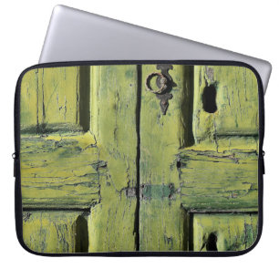 Geschlossene braune Holztür mit 2 Paneelen Laptopschutzhülle