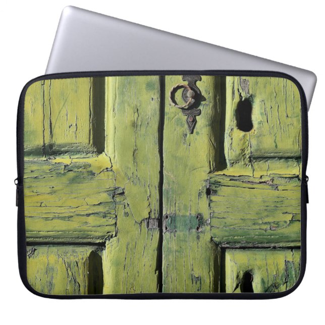 Geschlossene braune Holztür mit 2 Paneelen Laptopschutzhülle (Vorderseite)