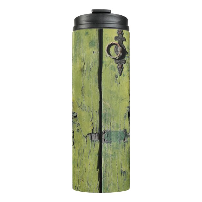 Geschlossene braune Holztür mit 2 Paneelen Thermosbecher (Vorderseite)