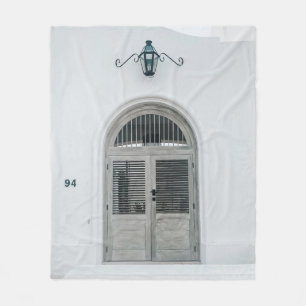 GESCHLOSSENE GARTENHOLZTÜR UNTER DER SCHWARZEN LI FLEECEDECKE