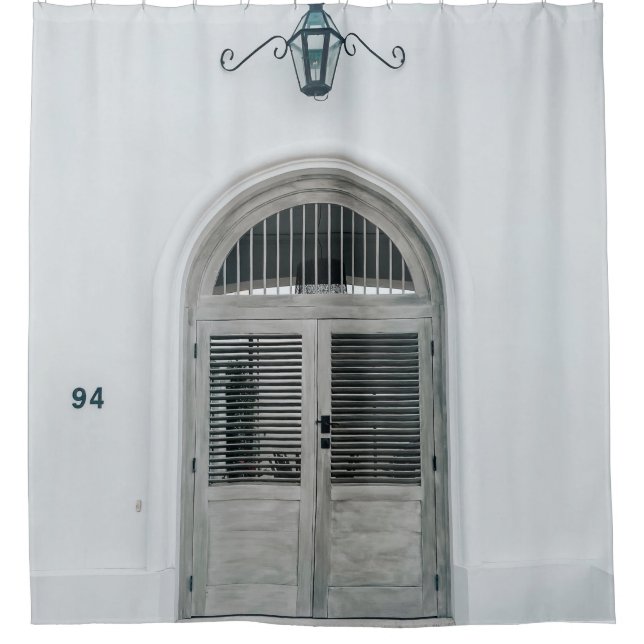 GESCHLOSSENE GARTENHOLZTÜR UNTER DER SCHWARZEN LIC DUSCHVORHANG (Vorderseite)