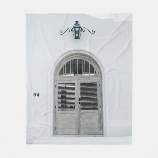 GESCHLOSSENE GARTENHOLZTÜR UNTER DER SCHWARZEN LIC FLEECEDECKE (Vorderseite)