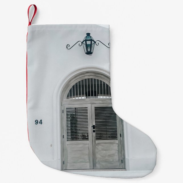 GESCHLOSSENE GARTENHOLZTÜR UNTER DER SCHWARZEN LIC KLEINER WEIHNACHTSSTRUMPF (Vorderseite)