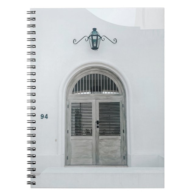 GESCHLOSSENE GARTENHOLZTÜR UNTER DER SCHWARZEN LIC NOTIZBLOCK (Vorderseite)