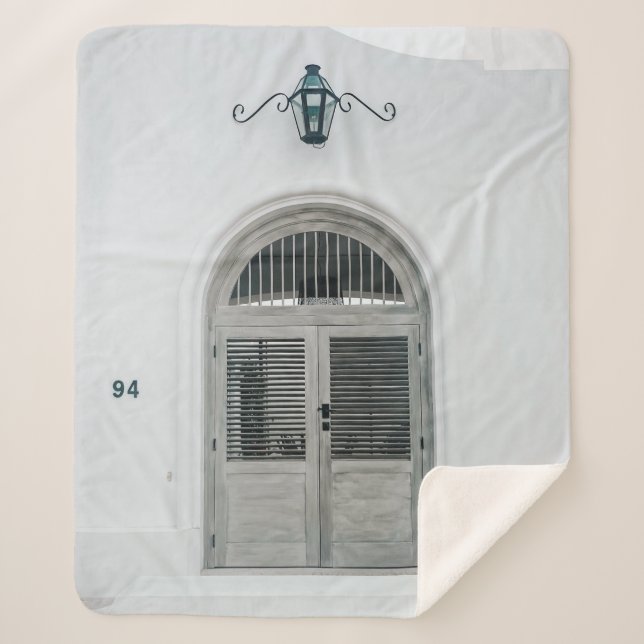 GESCHLOSSENE GARTENHOLZTÜR UNTER DER SCHWARZEN LIC SHERPADECKE (Vorderseite)