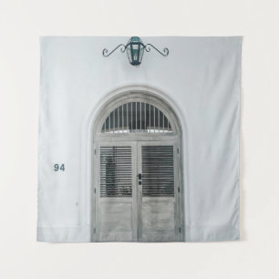 GESCHLOSSENE GARTENHOLZTÜR UNTER DER SCHWARZEN LIC WANDTEPPICH