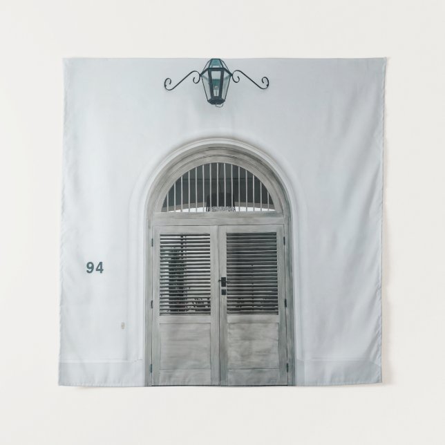 GESCHLOSSENE GARTENHOLZTÜR UNTER DER SCHWARZEN LIC WANDTEPPICH (Vorderseite)