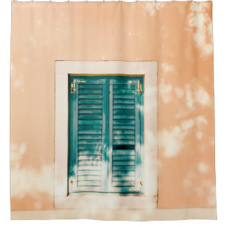 Geschlossene grüne Holztür Duschvorhang