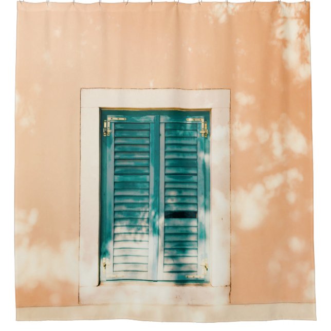 Geschlossene grüne Holztür Duschvorhang (Vorderseite)